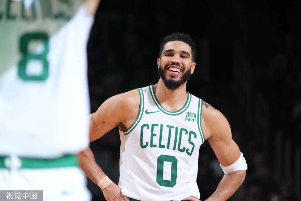 “极地”号破冰船深入辽东湾海冰区 开展科考调查工作.