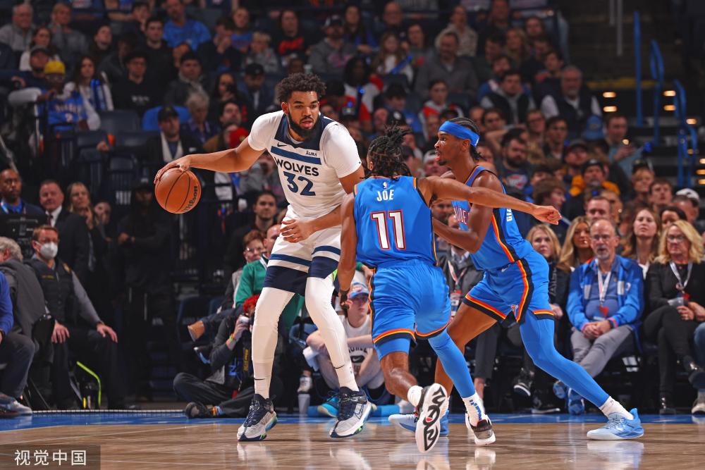 兄弟团聚&同场竞技！库里与赛斯赛前在球场两侧分别热身.